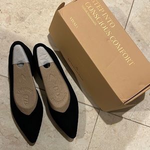 BRAND NEW Vivaia Pointed Toe Striped Flats Black Size 38 Size 7.5
